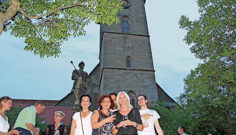 Am Brunnen feiern Jale Aydinoglu, Nuray Kanat, Tina Kyre, Michelle Waldmann und Moritz Wiese ein Wiedersehen und den Einzug ins Halbfinale.Fotos: Tscherwitschke