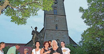 Am Brunnen feiern Jale Aydinoglu, Nuray Kanat, Tina Kyre, Michelle Waldmann und Moritz Wiese ein Wiedersehen und den Einzug ins Halbfinale.Fotos: Tscherwitschke