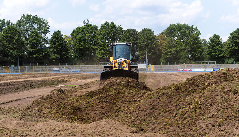 Rasenfläche Frankenstadion wird abgetragen