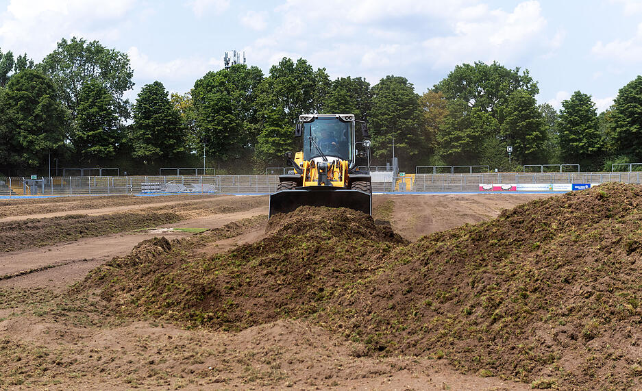 Rasenfläche Frankenstadion wird abgetragen