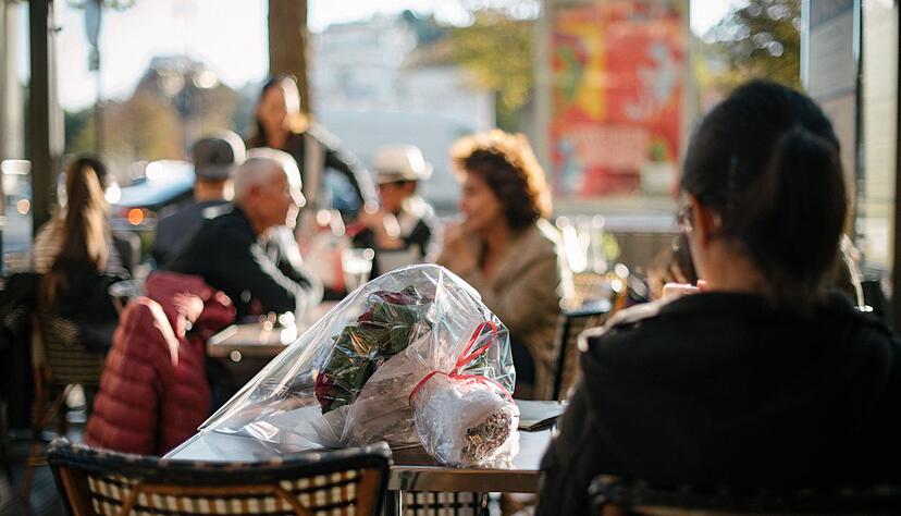 Pariser Flair und rote Rosen: Statt starren Erwartungen am Valentinstag sollte Romantik unabh&auml;ngig vom Datum gelebt werden, denn jede Beziehung hat ihre eigene Art, N&auml;he zu zeigen.