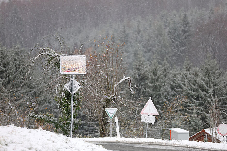 Eine dünne Schneedecke zeigt sich in den Löwensteiner Bergen – auch auf Ortsschildern.