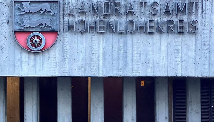 Das alte Landratsamt in Künzelsau steht noch, der erste Verwaltungstrakt des neuen Kreishauses soll 2026 auf den Weg gebracht werden und 2029 fertig sein.