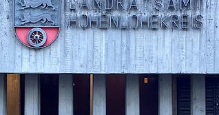 Das alte Landratsamt in Künzelsau steht noch, der erste Verwaltungstrakt des neuen Kreishauses soll 2026 auf den Weg gebracht werden und 2029 fertig sein.