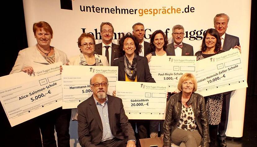 Detlef Freihoff (hinten links), Clubpräsident von Kiwanis St.Kilian, konnte wieder Schecks in Höhe von 45 000 Euro sowie Sachspenden an sechs Schulen und Einrichtungen weitergeben.Foto: Kirsten Weimar Detlef Freihoff (hinten links), Clubpräsident von Kiwanis St.Kilian, konnte wieder Schecks in Höhe von 45 000 Euro sowie Sachspenden an sechs Schulen und Einrichtungen weitergeben.Foto: Kirsten Weimar