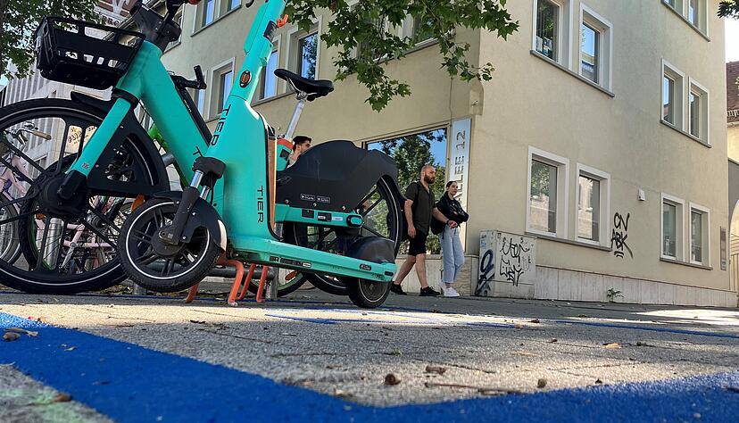 Blau umrahmt sind die Parkzonen für Scooter und E-Bikes der Firma Tier in der Heilbronner Innenstadt. Wer außerhalb parkt, zahlt Strafe.