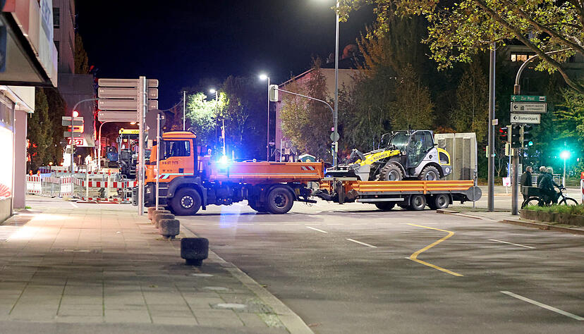 Bereits im vergangenen Jahr schützte die Polizei das Gedenken an die Opfer der Reichspogromnacht vor terroristischen Anschlägen mit einem quergestellten Sattelzug.