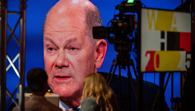 Beobachter verfolgen das "Quadrell", die TV Runde im Bundestagswahlkampf mit Bundeskanzler Scholz (SPD), Unionsfraktionschef Merz (CDU), AfD Kanzlerkandidatin Weidel und Grünen-Kanzlerkandidat Habeck bei den Fernsehsendern RTL und NTV. Beobachter verfolgen das "Quadrell", die TV Runde im Bundestagswahlkampf mit Bundeskanzler Scholz (SPD), Unionsfraktionschef Merz (CDU), AfD Kanzlerkandidatin Weidel und Grünen-Kanzlerkandidat Habeck bei den Fernsehsendern RTL und NTV.