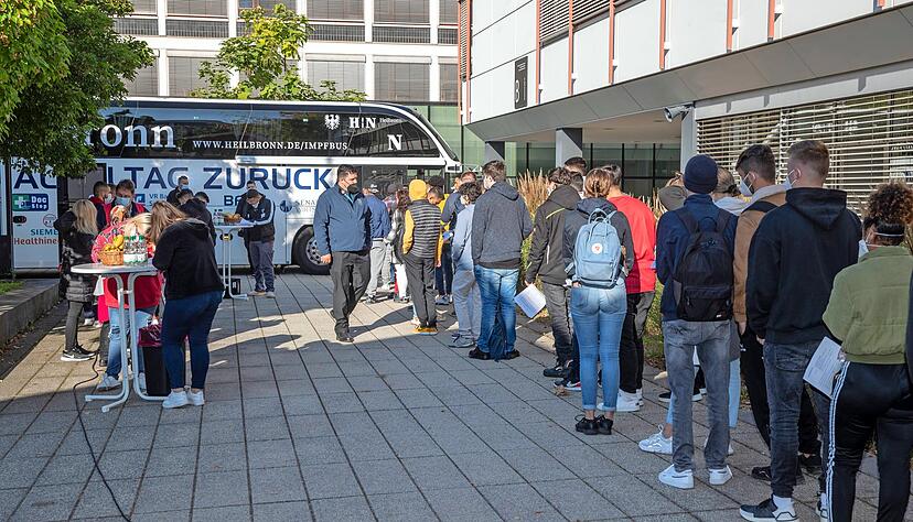 Impfbus an der Wilhelm-Maybach- und Johann- Jakob-Widmann-Schule.
Foto: Andreas Veigel
