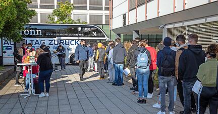 Impfbus an der Wilhelm-Maybach- und Johann- Jakob-Widmann-Schule.
Foto: Andreas Veigel