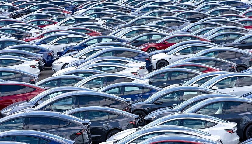 Wenn viele Interessenten den Kauf vor Ablauf der Pr&auml;mie vorgezogen haben, k&ouml;nnten im laufenden Quartal wieder mehr Teslas unverkauft bleiben. (Archivbild)