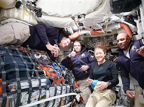 Dieses Bild aus einem von der NASA zur Verfügung gestellten Video zeigt die Artemis II-Besatzung (l-r), den kanadischen Astronauten und Missionsspezialisten Jeremy Hansen, Commander Reid Wiseman, Missionsspezialistin Christina Koch und Pilot Victor Glover, wie sie per Videokonferenz mit der NASA-Missionskontrolle sprechen, während sie auf dem Weg zum Mond sind. Dieses Bild aus einem von der NASA zur Verfügung gestellten Video zeigt die Artemis II-Besatzung (l-r), den kanadischen Astronauten und Missionsspezialisten Jeremy Hansen, Commander Reid Wiseman, Missionsspezialistin Christina Koch und Pilot Victor Glover, wie sie per Videokonferenz mit der NASA-Missionskontrolle sprechen, während sie auf dem Weg zum Mond sind.