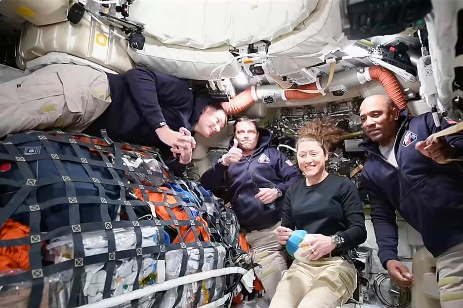 Dieses Bild aus einem von der NASA zur Verf&uuml;gung gestellten Video zeigt die Artemis II-Besatzung (l-r), den kanadischen Astronauten und Missionsspezialisten Jeremy Hansen, Commander Reid Wiseman, Missionsspezialistin Christina Koch und Pilot Victor Glover, wie sie per Videokonferenz mit der NASA-Missionskontrolle sprechen, w&auml;hrend sie auf dem Weg zum Mond sind.