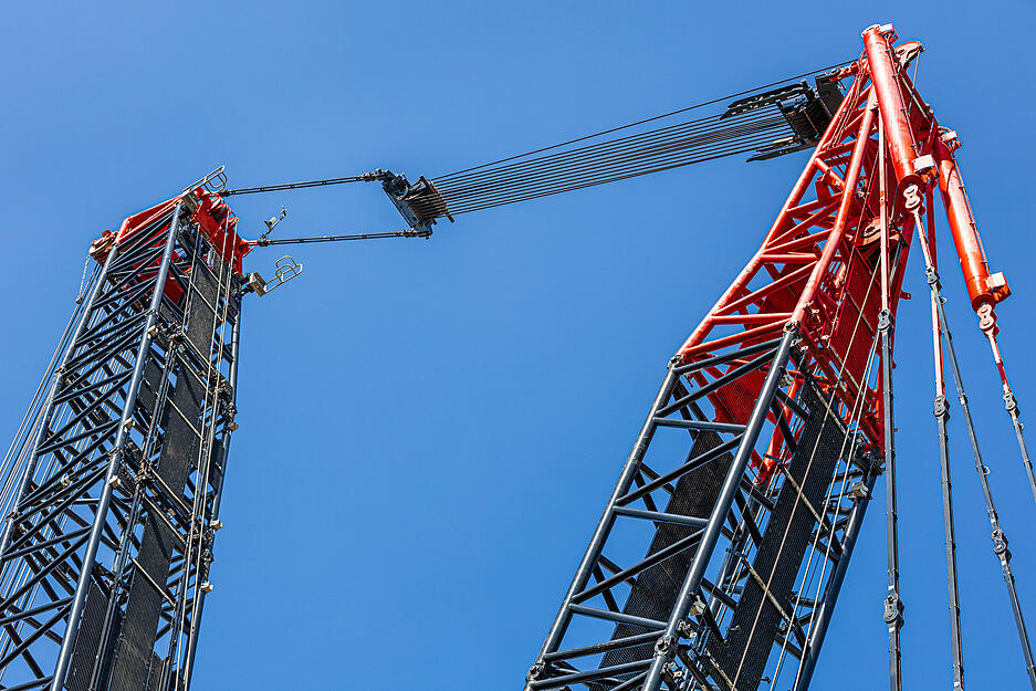 Der gigantische Gittermastkran dominiert das Stadtbild für einen Tag. Der gigantische Gittermastkran dominiert das Stadtbild für einen Tag.