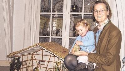 Die kleine Alexandra freut sich. Denn f&uuml;rs Foto darf sie ausnahmsweise unter Aufsicht ihrer Mutter eine der Krippenfiguren genauer untersuchen.Fotos: Griesinger/privat