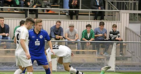 Samuel Schmitt (links) kommt einen Schritt gegen den Schwäbisch Haller Torhüter zu spät. Der FSV Hollenbach das A-Jugend-Finale in Mulfingen 2:0.Foto: Schmerbeck Samuel Schmitt (links) kommt einen Schritt gegen den Schwäbisch Haller Torhüter zu spät. Der FSV Hollenbach das A-Jugend-Finale in Mulfingen 2:0.Foto: Schmerbeck