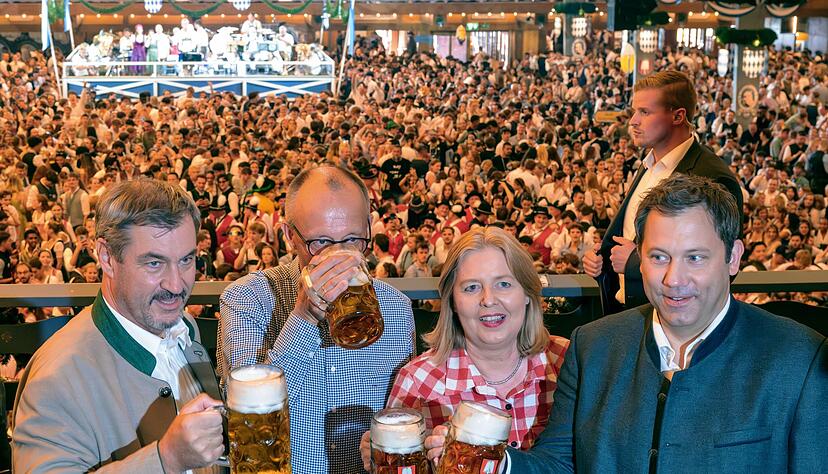 Wenige Tage vor der Ver&ouml;ffentlichung seines Wiesn-Hits &laquo;Sweet Caroline&raquo; lotste CSU-Chef Markus S&ouml;der (links) Kanzler Friedrich Merz (2.v.l.) und das SPD-F&uuml;hrungsduo B&auml;rbel Bas und Lars Klingbeil auf das Oktoberfest. (Archivbild)