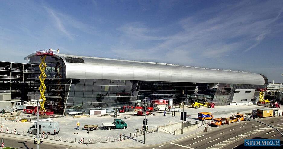 Das Audi-Forum in Neckarsulm im April 2005: 100 Meter lang, 75 Meter breit, 18 Meter hoch.