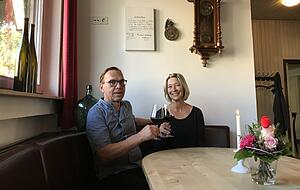 Martin und Ute Frisch stoßen mit einem Glas Merlot an. Seit 22 Jahren führen sie das Restaurant Traube in Eichelberg. Foto: Wieland Martin und Ute Frisch stoßen mit einem Glas Merlot an. Seit 22 Jahren führen sie das Restaurant Traube in Eichelberg. Foto: Wieland