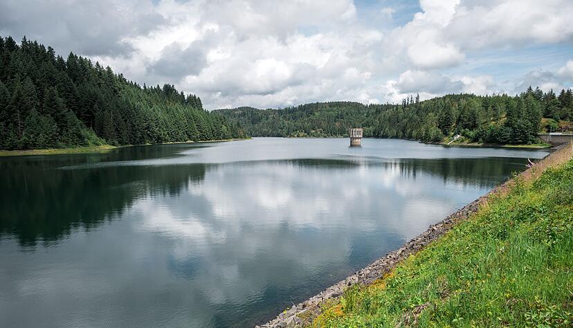Erholungsort und wichtige Trinkwasserquelle der Region: die Talsperre Mauthaus in Oberfranken.