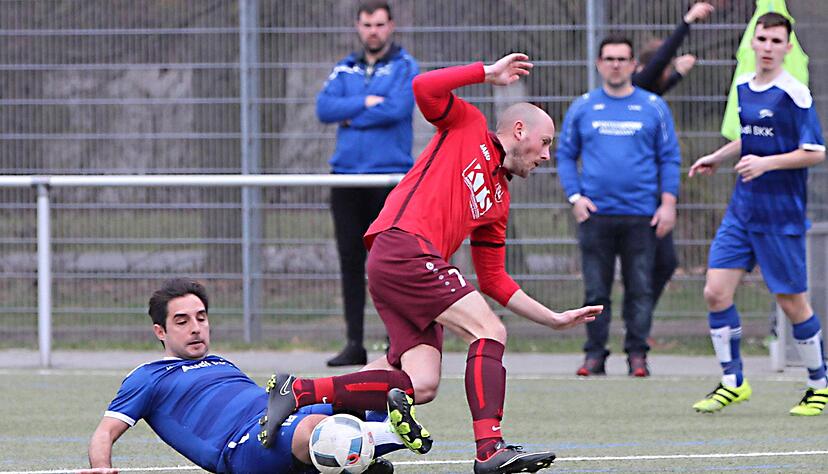 NSU-Akteur Burak Mucan (links) stoppt hier Patrick Wylezik. Der Massenbachhausener war es dann, der in der 70. Minute zum zwischenzeitlichen 1:1 traf.
Foto: Bertok