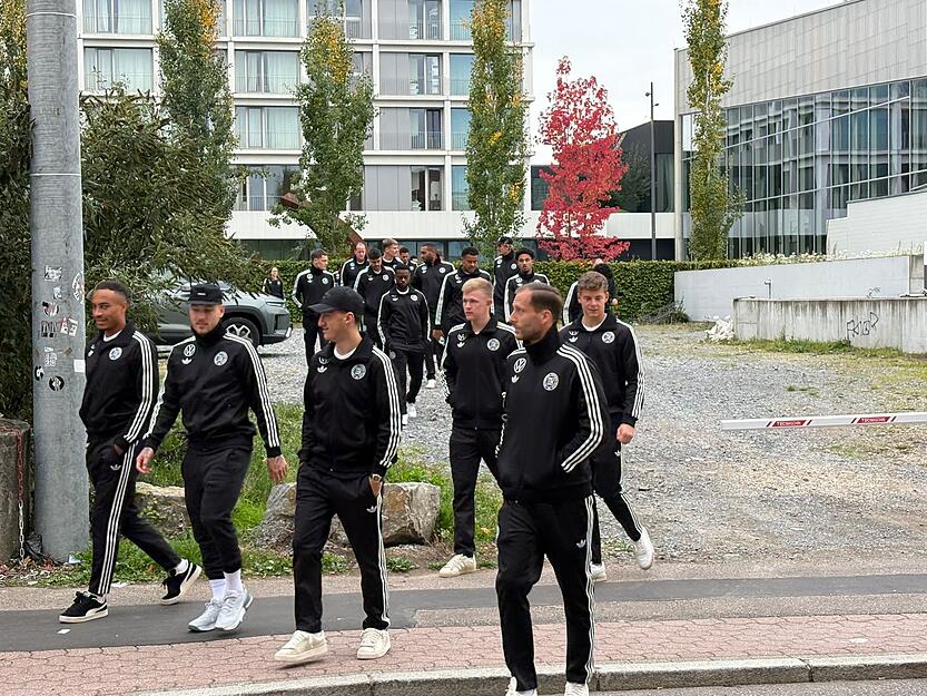 Die Abfahrt des DFB-Teams zum Sinsheim-Spiel steht bevor. Kurz bevor die Fußball-Stars das Heilbronner Parkhotel verlassen, spazieren sie durch Heilbronn.