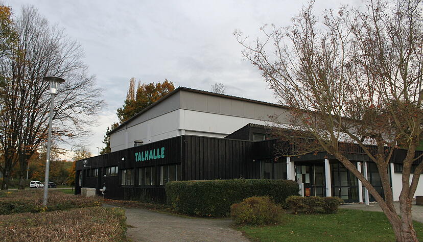 Die Talhalle in Langenbrettach soll saniert werden. J&uuml;ngst hat sich die Verwaltung mit Vereinsmitgliedern &uuml;ber die Zukunft der Halle ausgetauscht, und eine Machbarkeitsstudie wurde in Auftrag gegeben.