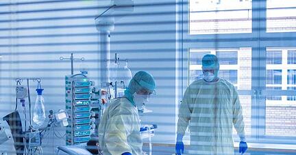 «Niemand baut Betten ab, aber wir haben einfach nicht das Personal, um sie zu betreiben», erklärt die Deutsche Interdisziplinäre Vereinigung für Intensiv- und Notfallmedizin. «Niemand baut Betten ab, aber wir haben einfach nicht das Personal, um sie zu betreiben», erklärt die Deutsche Interdisziplinäre Vereinigung für Intensiv- und Notfallmedizin.