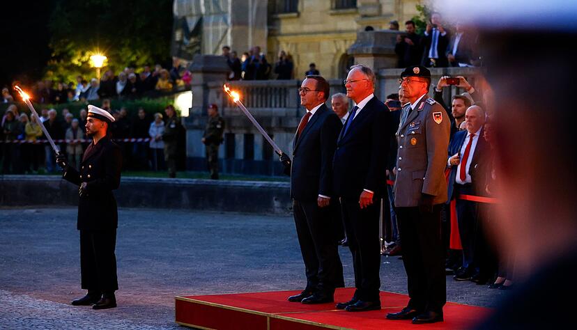 Ministerpräsident Stephan Weil wird feierlich verabschiedet. Ministerpräsident Stephan Weil wird feierlich verabschiedet.