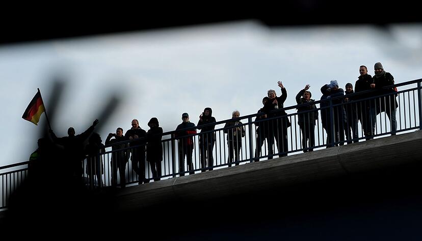 Viele Menschen entlang der Strecke jubelten den ersten Fahrzeugen auf der  neuen Br&uuml;cke zu.