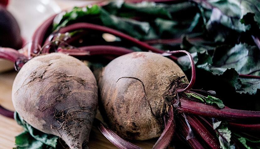 Vom Kellerkind zum K&uuml;chentrend: Rote Bete ist kein stiller Begleiter mehr. Beim Einkauf gilt: Kleine Knollen sind milder im Geschmack, gro&szlig;e erdiger.