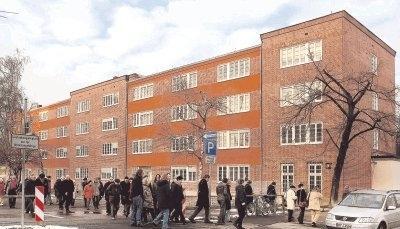 Das Angebot des Agenda-Arbeitskreises Wohnen, das Laubenganghaus an der Olgastraße zu besichtigen, fand eine große Resonanz.Fotos: Dittmar Dirks