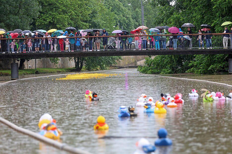 An der Gewinnerverlesung auf der Neckarbühne nahmen, die Sonne hatte sich gerade wieder ein wenig gezeigt, hunderte Schaulustiger teil An der Gewinnerverlesung auf der Neckarbühne nahmen, die Sonne hatte sich gerade wieder ein wenig gezeigt, hunderte Schaulustiger teil