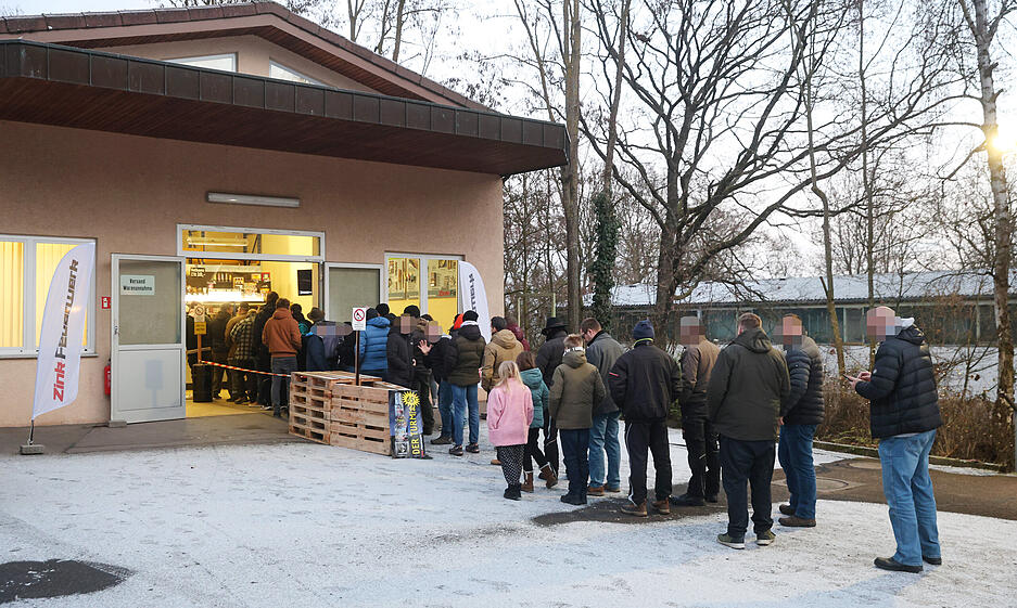 Am zweiten Werksverkaufstag von Zink in Cleebronn stehen Kunden Schlange. Am zweiten Werksverkaufstag von Zink in Cleebronn stehen Kunden Schlange.