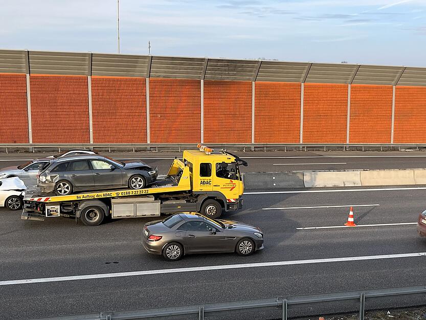 Ein Abschleppwagen transportiert ein besch&auml;digtes Auto ab.