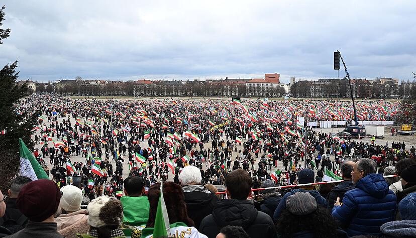 Bis zum Nachmittag z&auml;hlte die Polizei bereits 200.000 Teilnehmer auf der Iran-Demo auf der Theresienwiese.