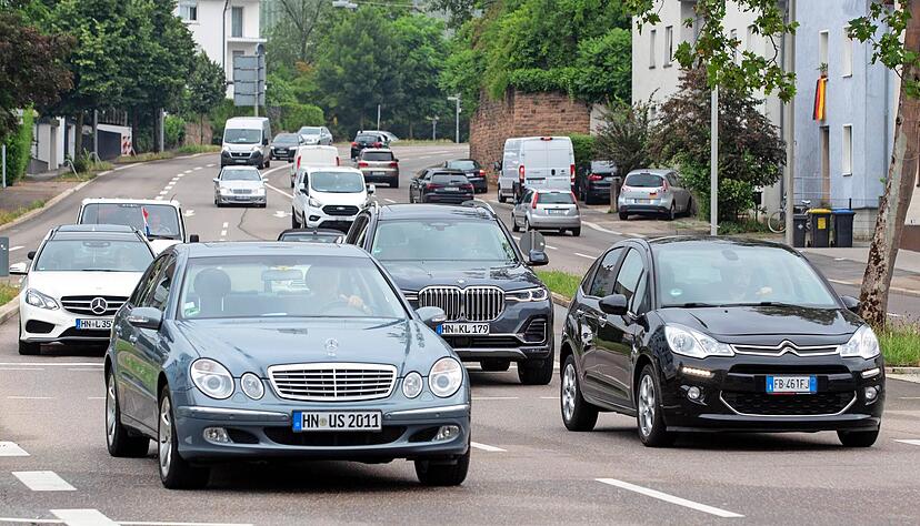 Verkehr in der Heilbronner Paul-Göbel-Straße: Wie eine Nahverkehrsabgabe konkret aussehen könnte, wird bald die Kommunalpolitik beschäftigen.
Foto: Andreas Veigel Verkehr in der Heilbronner Paul-Göbel-Straße: Wie eine Nahverkehrsabgabe konkret aussehen könnte, wird bald die Kommunalpolitik beschäftigen.
Foto: Andreas Veigel
