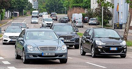 Verkehr in der Heilbronner Paul-Göbel-Straße: Wie eine Nahverkehrsabgabe konkret aussehen könnte, wird bald die Kommunalpolitik beschäftigen.
Foto: Andreas Veigel