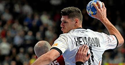 So wie hier beim EM-Spiel gegen Ungarn will Bundestrainer Alfred Gislason seinen Sch&uuml;tzling Sebastian Heymann sehen: zweikampfstark, entschlossen und wurfgewaltig.
Foto: Archiv/dpa