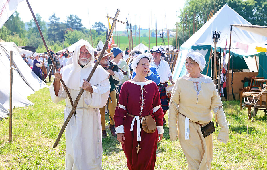 Am Ostersonntag 1525 st&uuml;rmen mehrere tausend Bauern von Neckarsulm aus die Weinsberger Weibertreu, wo sich gerade Graf Ludwig von Helfenstein aufh&auml;lt.