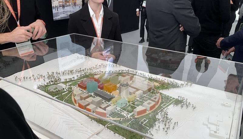Vor dem Kanzler-Besuch zum Spatenstich stößt ein Modell, das den künftigen Ipai-Campus in Heilbronn zeigt, auf Interesse. Vor dem Kanzler-Besuch zum Spatenstich stößt ein Modell, das den künftigen Ipai-Campus in Heilbronn zeigt, auf Interesse.