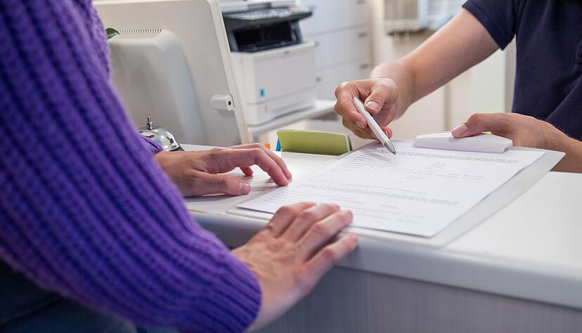 Wichtige Informationen wie Vorerkrankungen, Allergien oder Medikamente sollten im Anamnesebogen angegeben werden.