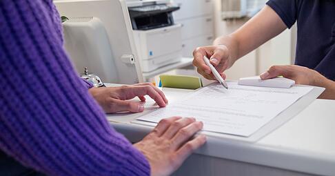 Wichtige Informationen wie Vorerkrankungen, Allergien oder Medikamente sollten im Anamnesebogen angegeben werden. Wichtige Informationen wie Vorerkrankungen, Allergien oder Medikamente sollten im Anamnesebogen angegeben werden.