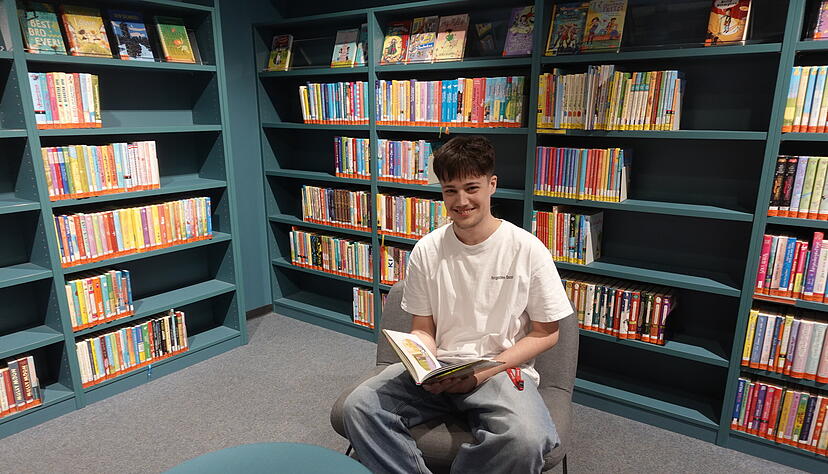 Elias Volz (18) macht seit September 2025 ein FSJ Kultur in der Stadtbibliothek Heilbronn.