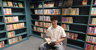 Elias Volz (18) macht seit September 2025 ein FSJ Kultur in der Stadtbibliothek Heilbronn.
