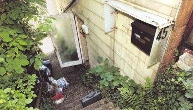 Hinter dieser Tür wurde die Rentnerin ermordet. Spurensicherer haben draußen ihre Utensilien abgestellt. Mehrere Tage untersuchten sie die Wohnung.Foto: Archiv/Dirks Hinter dieser Tür wurde die Rentnerin ermordet. Spurensicherer haben draußen ihre Utensilien abgestellt. Mehrere Tage untersuchten sie die Wohnung.Foto: Archiv/Dirks