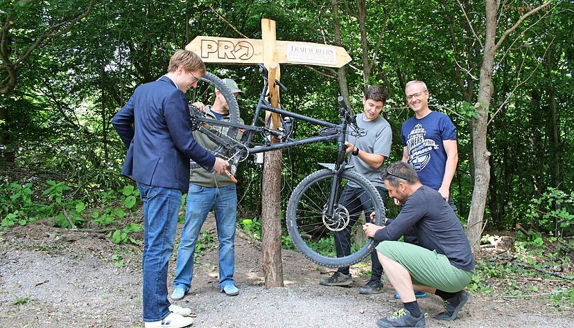 B&uuml;rgermeister Markus Kleemann, Florian Rauch, Marcel Krefft, Steffen Link und Andreas Ulrich (v.l.) probierten den Service-Baum direkt aus.
Foto: Zwingmann