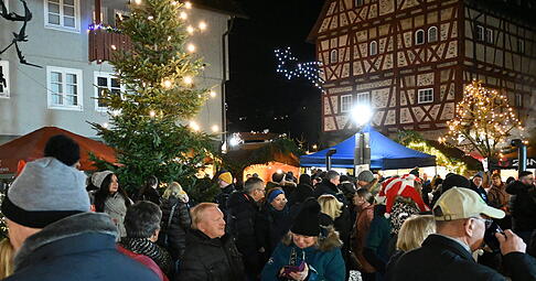 Zahlreiche Besucher auf dem Weihnachtsmarkt in Niedernhall.