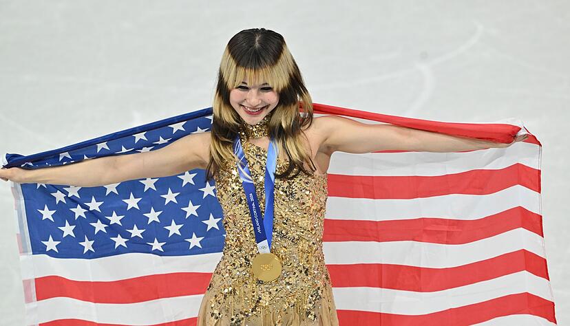 Alysa Liu bejubelt mit der US-Fahne ihre Goldmedaille.