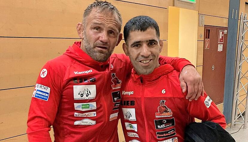 Red-Devils-Trainer Adam Juretzko (li.) lobt Abdolmohammad Papi. Das Greco-Ass hat in K&ouml;llerbach trotz wenig Schlaf drei Mannschaftspunkte geholt.
Foto: Stefanie Wahl